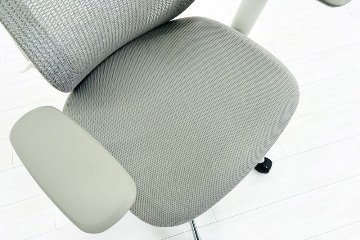 オカムラ シルフィーチェア 中古 2018年製 ハイバック 可動肘 OKAMURA Sylphy 中古オフィス家具 ライトグレーの画像