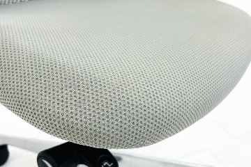 オカムラ シルフィーチェア 中古 2018年製 ハイバック 可動肘 OKAMURA Sylphy 中古オフィス家具 ライトグレーの画像