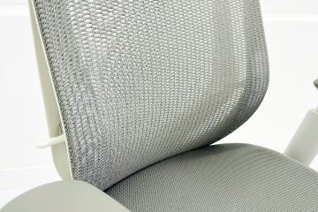 オカムラ シルフィーチェア 中古 2018年製 ハイバック 可動肘 OKAMURA Sylphy 中古オフィス家具 ライトグレーの画像