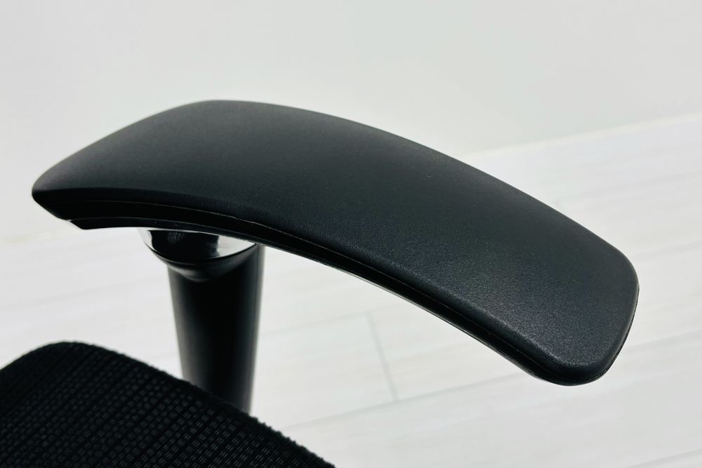 【ポリッシュ脚ピカピカ磨き有！】オカムラ バロンチェア 中古 2019年製 Baron エクストラハイバック 可動肘 中古オフィス家具 固定ヘッドレスト ブラックの画像