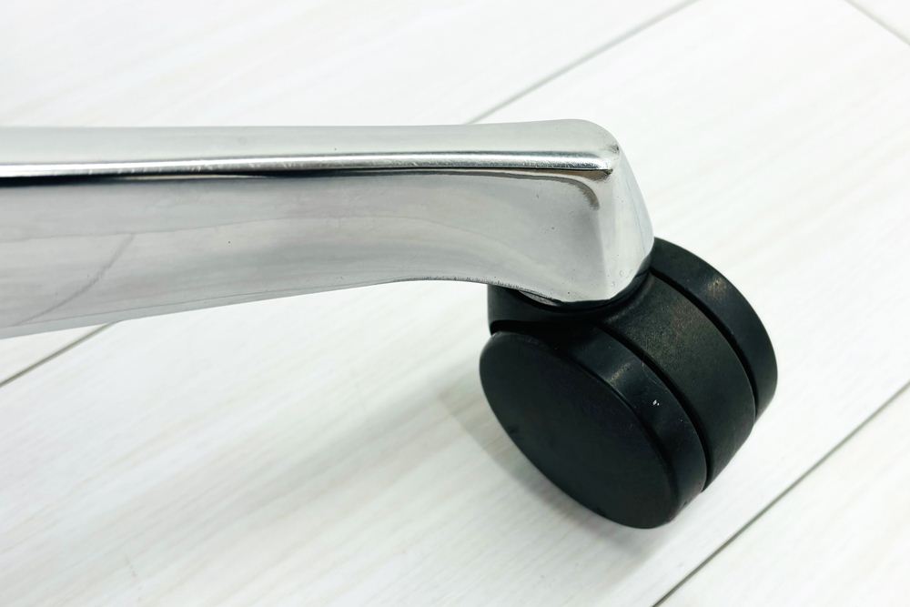 【ポリッシュ脚ピカピカ磨き有！】オカムラ バロンチェア 中古 2019年製 Baron エクストラハイバック 可動肘 中古オフィス家具 固定ヘッドレスト ブラックの画像