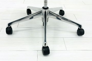 【ポリッシュ脚ピカピカ磨き有！】オカムラ バロンチェア 中古 2019年製 Baron エクストラハイバック 可動肘 中古オフィス家具 固定ヘッドレスト ブラックの画像