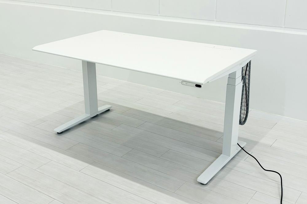 オカムラ スイフト 電動昇降デスク 中古 ホワイト 幅1350 中古オフィス家具 1350/775/650～1250の画像