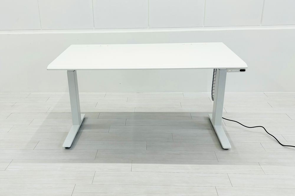 オカムラ スイフト 電動昇降デスク 中古 ホワイト 幅1350 中古オフィス家具 1350/775/650～1250の画像