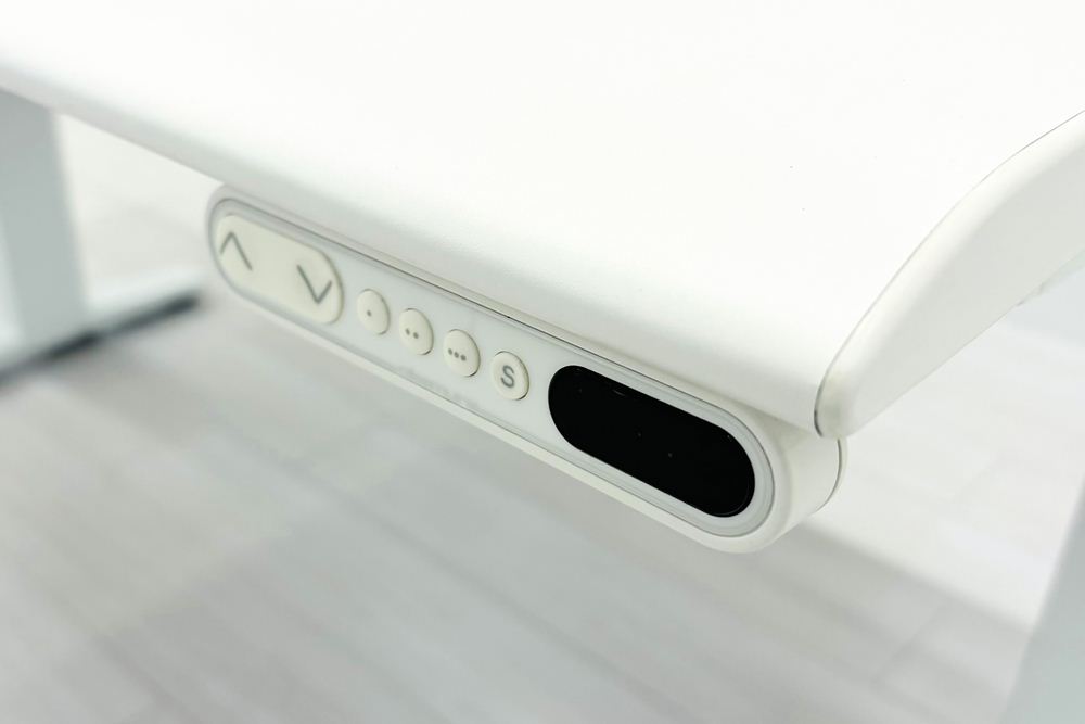 オカムラ スイフト 電動昇降デスク 中古 ホワイト 幅1350 中古オフィス家具 1350/775/650～1250の画像