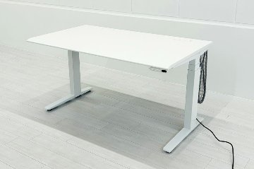 オカムラ スイフト 電動昇降デスク 中古 ホワイト 幅1350 中古オフィス家具 1350/775/650～1250の画像