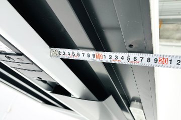オカムラ スイフト 電動昇降デスク 中古 ホワイト 幅1350 中古オフィス家具 1350/775/650～1250の画像