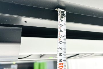 オカムラ スイフト 電動昇降デスク 中古 ホワイト 幅1350 中古オフィス家具 1350/775/650～1250の画像