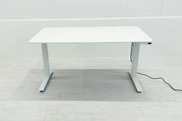 オカムラ スイフト 電動昇降デスク 中古 ホワイト 幅1350 中古オフィス家具 1350/775/650～1250の画像