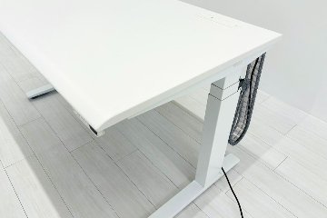 オカムラ スイフト 電動昇降デスク 中古 ホワイト 幅1350 中古オフィス家具 1350/775/650～1250の画像
