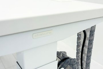 オカムラ スイフト 電動昇降デスク 中古 ホワイト 幅1350 中古オフィス家具 1350/775/650～1250の画像