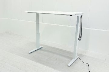 オカムラ スイフト 電動昇降デスク 中古 ホワイト 幅1350 中古オフィス家具 1350/775/650～1250の画像