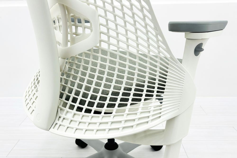 【未開封未使用品】 ハーマンミラー セイルチェア ミドルバック 中古 Herman Miller SAYL Chair 中古オフィス家具 フルアジャスタブルアーム ランバーサポート フェザーグレーの画像