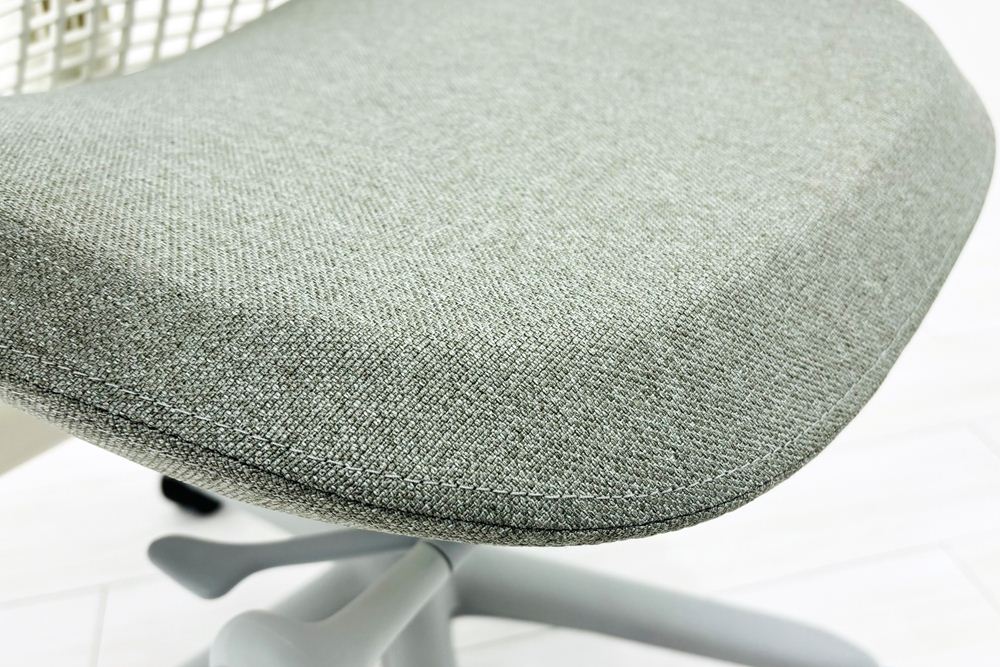 【未開封未使用品】 ハーマンミラー セイルチェア ミドルバック 中古 Herman Miller SAYL Chair 中古オフィス家具 フルアジャスタブルアーム ランバーサポート フェザーグレーの画像