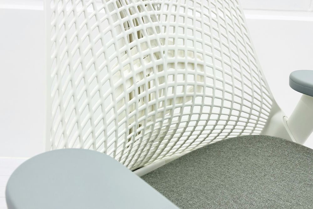 【未開封未使用品】 ハーマンミラー セイルチェア ミドルバック 中古 Herman Miller SAYL Chair 中古オフィス家具 フルアジャスタブルアーム ランバーサポート フェザーグレーの画像