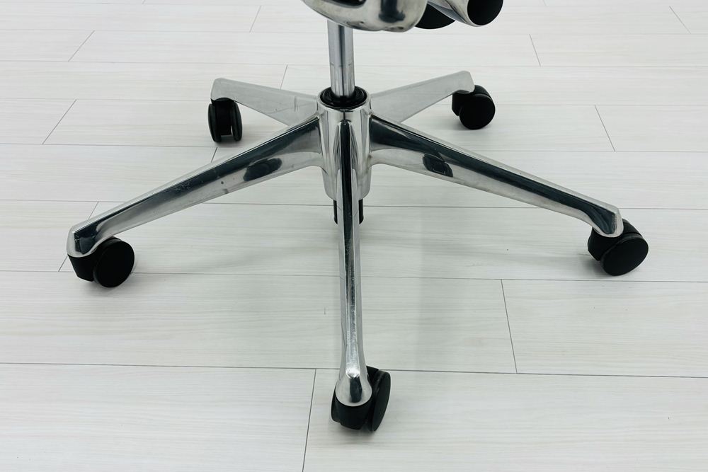 オカムラ バロンチェア 中古 2017年製 Baron エクストラハイバック 可動肘 中古オフィス家具 固定ヘッドレスト ブラックの画像