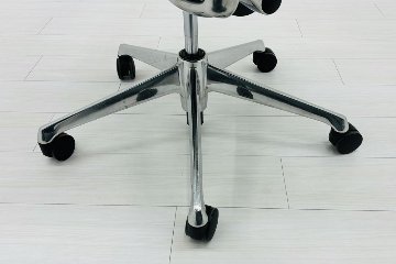 オカムラ バロンチェア 中古 2017年製 Baron エクストラハイバック 可動肘 中古オフィス家具 固定ヘッドレスト ブラックの画像