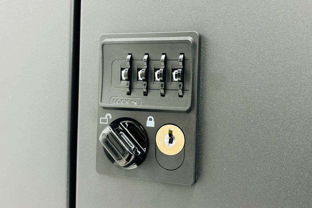 イトーキ 10人用ロッカー 中古 メールボックス付 スチール書庫 中古ロッカー 中古オフィス家具 ブラック ダイヤル錠 900/450/1790の画像