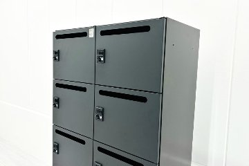 イトーキ 10人用ロッカー 中古 メールボックス付 スチール書庫 中古ロッカー 中古オフィス家具 ブラック ダイヤル錠 900/450/1790の画像