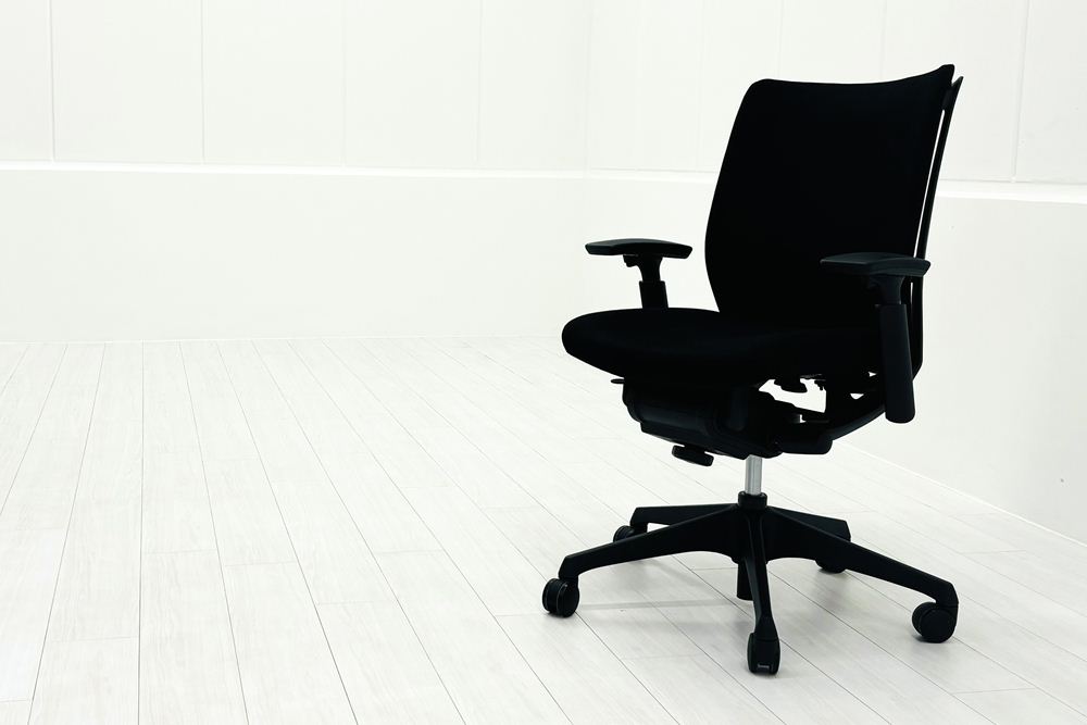 オカムラ Visconte(ヴィスコンテ) 中古 2018年製 ローバック スタンダードタイプ 可動肘 中古オフィス家具 ブラックの画像