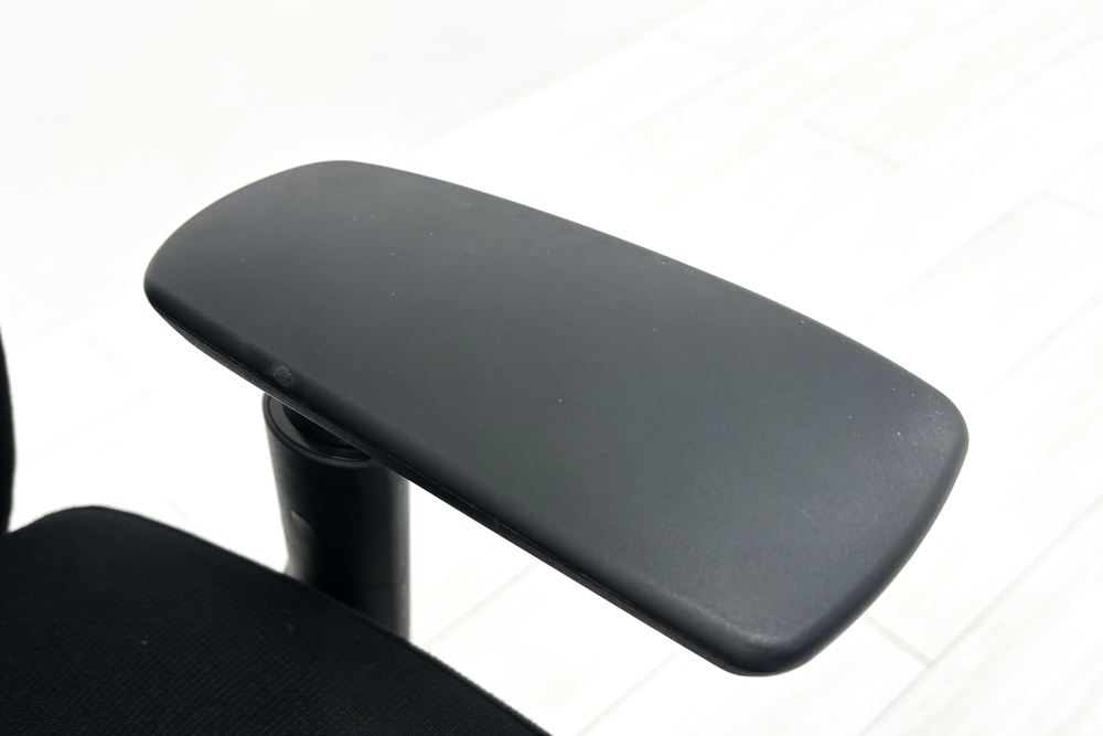 オカムラ Visconte(ヴィスコンテ) 中古 2018年製 ローバック スタンダードタイプ 可動肘 中古オフィス家具 ブラックの画像