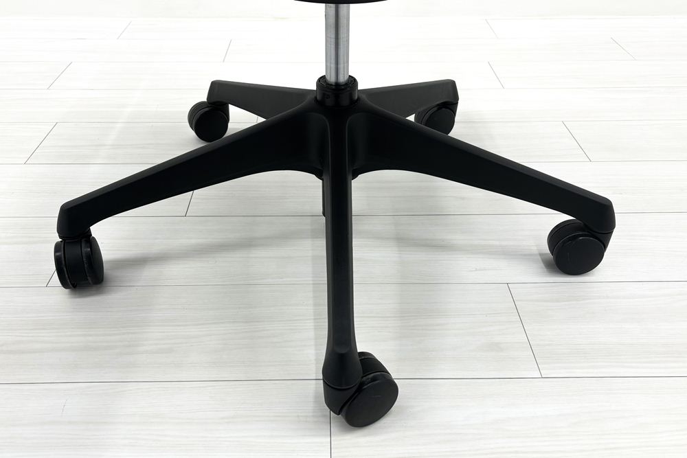 オカムラ Visconte(ヴィスコンテ) 中古 2018年製 ローバック スタンダードタイプ 可動肘 中古オフィス家具 ブラックの画像