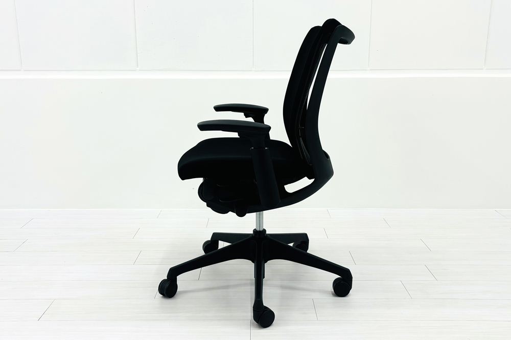 オカムラ Visconte(ヴィスコンテ) 中古 2018年製 ローバック スタンダードタイプ 可動肘 中古オフィス家具 ブラックの画像