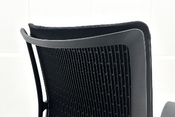 オカムラ Visconte(ヴィスコンテ) 中古 2018年製 ローバック スタンダードタイプ 可動肘 中古オフィス家具 ブラックの画像