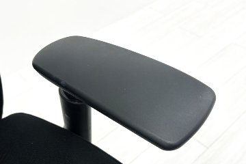 オカムラ Visconte(ヴィスコンテ) 中古 2018年製 ローバック スタンダードタイプ 可動肘 中古オフィス家具 ブラックの画像