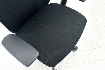 オカムラ Visconte(ヴィスコンテ) 中古 2018年製 ローバック スタンダードタイプ 可動肘 中古オフィス家具 ブラックの画像