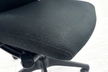 オカムラ Visconte(ヴィスコンテ) 中古 2018年製 ローバック スタンダードタイプ 可動肘 中古オフィス家具 ブラックの画像