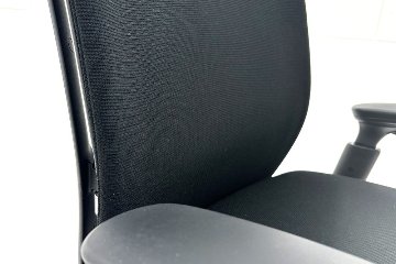 オカムラ Visconte(ヴィスコンテ) 中古 2018年製 ローバック スタンダードタイプ 可動肘 中古オフィス家具 ブラックの画像