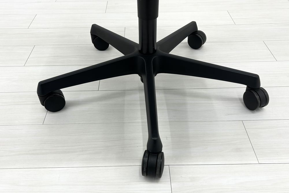 フルーエントチェア 2019年製 中古 オカムラ Fluent 中古オフィス家具 オフィスチェア クッション ハイバック 肘無 ミディアムブルーの画像
