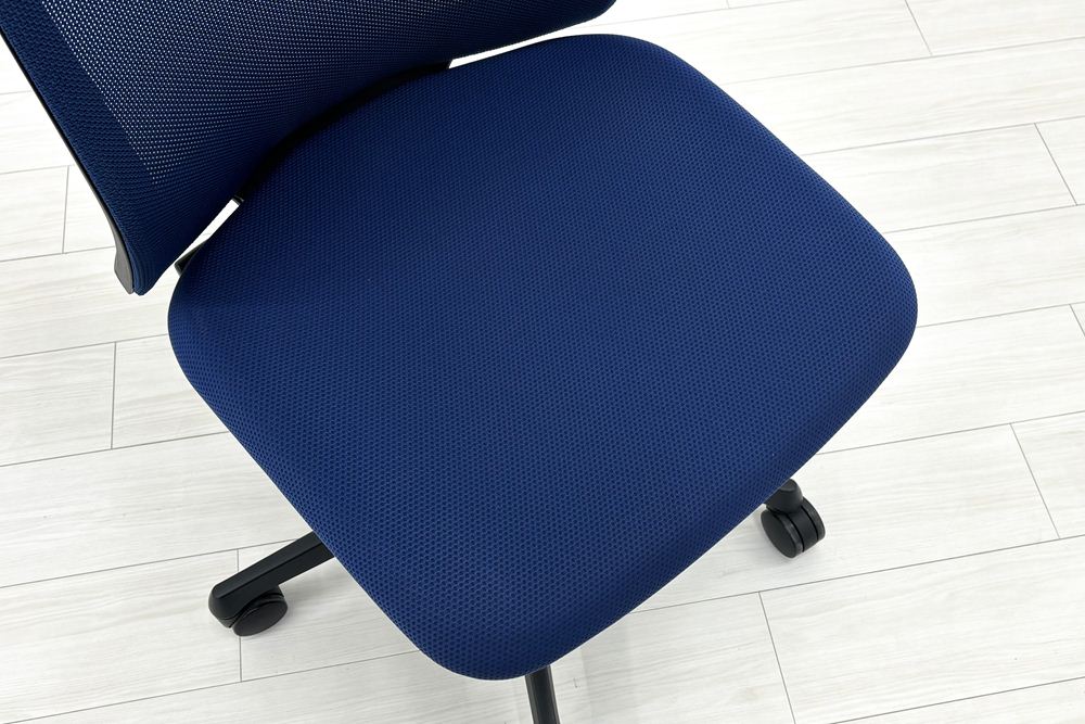 フルーエントチェア 2019年製 中古 オカムラ Fluent 中古オフィス家具 オフィスチェア クッション ハイバック 肘無 ミディアムブルーの画像