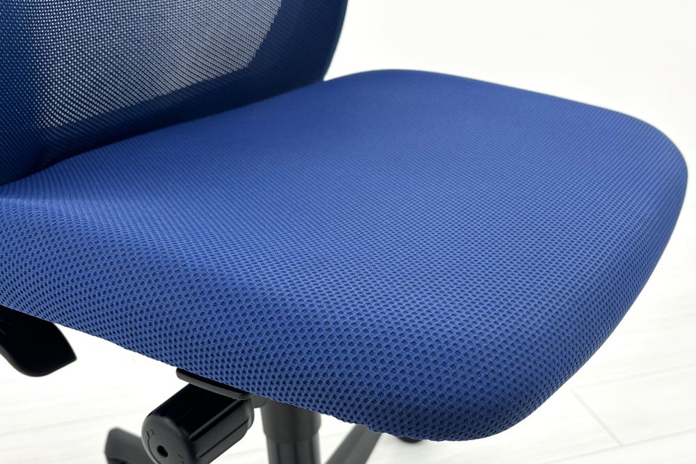 フルーエントチェア 2019年製 中古 オカムラ Fluent 中古オフィス家具 オフィスチェア クッション ハイバック 肘無 ミディアムブルーの画像