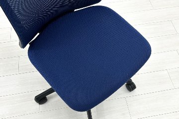 フルーエントチェア 2019年製 中古 オカムラ Fluent 中古オフィス家具 オフィスチェア クッション ハイバック 肘無 ミディアムブルーの画像
