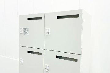 オカムラ 8人用ロッカー 中古 モバイルロッカー メール投函口 中古オフィス家具 900/450/1810 ホワイト ダイヤル錠の画像