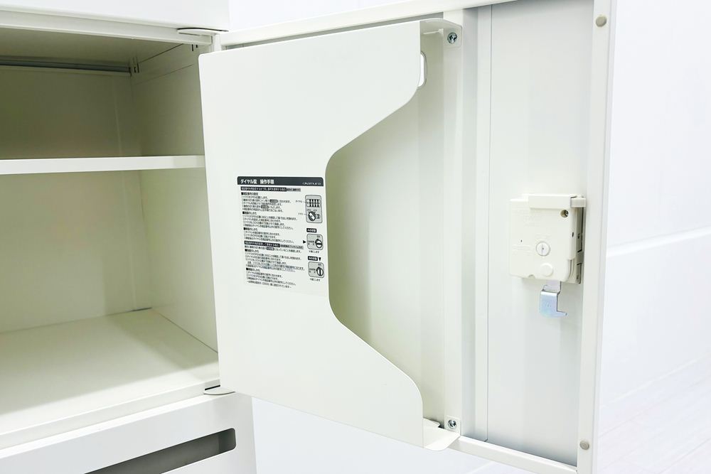 オカムラ レクトライン 8人用ロッカー 中古 モバイル収納 メール投函口 中古オフィス家具 900/450/1810 ホワイト ダイヤル錠の画像