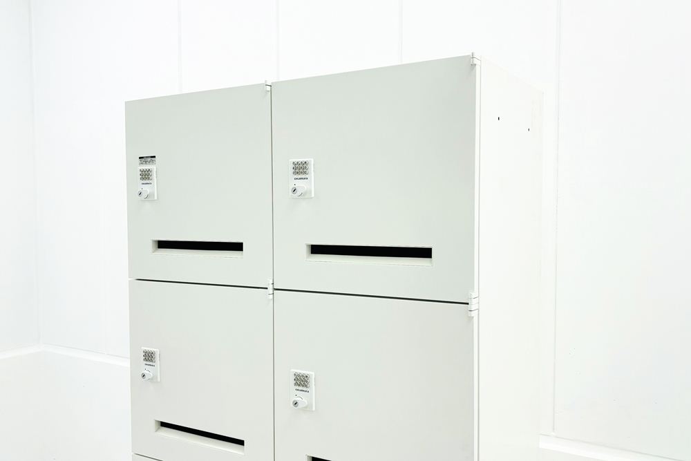 オカムラ レクトライン 8人用ロッカー 中古 モバイル収納 メール投函口 中古オフィス家具 900/450/1810 ホワイト プッシュ錠 電源コード付の画像