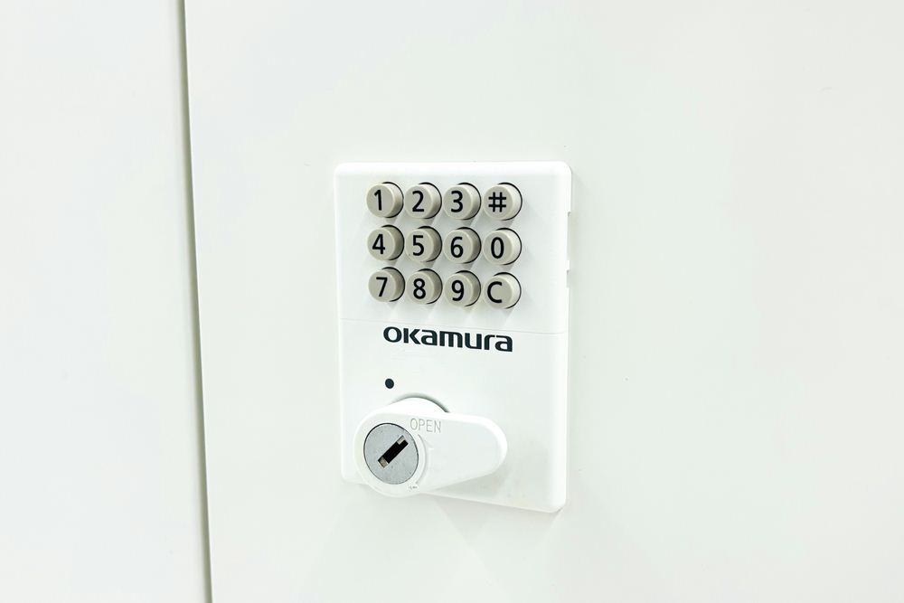 オカムラ レクトライン 8人用ロッカー 中古 モバイル収納 メール投函口 中古オフィス家具 900/450/1810 ホワイト プッシュ錠 電源コード付の画像