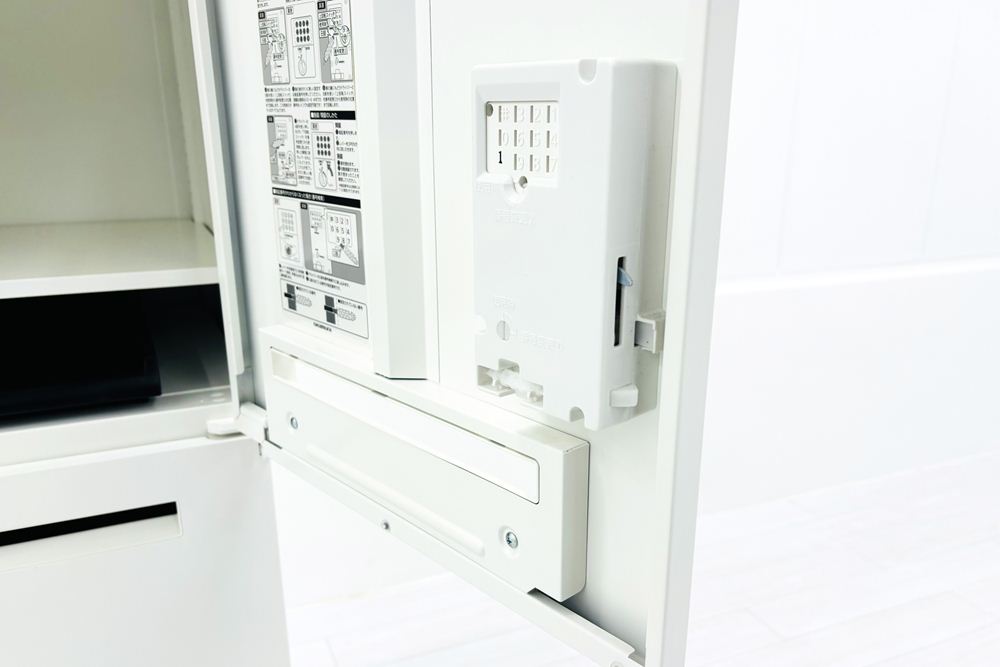 オカムラ レクトライン 8人用ロッカー 中古 モバイル収納 メール投函口 中古オフィス家具 900/450/1810 ホワイト プッシュ錠 電源コード付の画像