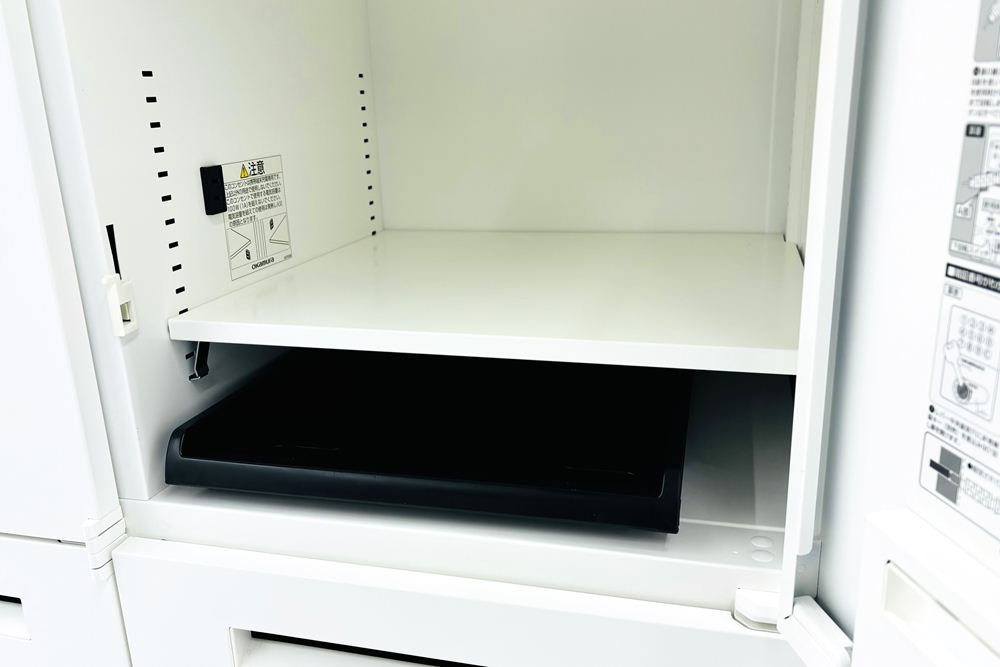 オカムラ レクトライン 8人用ロッカー 中古 モバイル収納 メール投函口 中古オフィス家具 900/450/1810 ホワイト プッシュ錠 電源コード付の画像