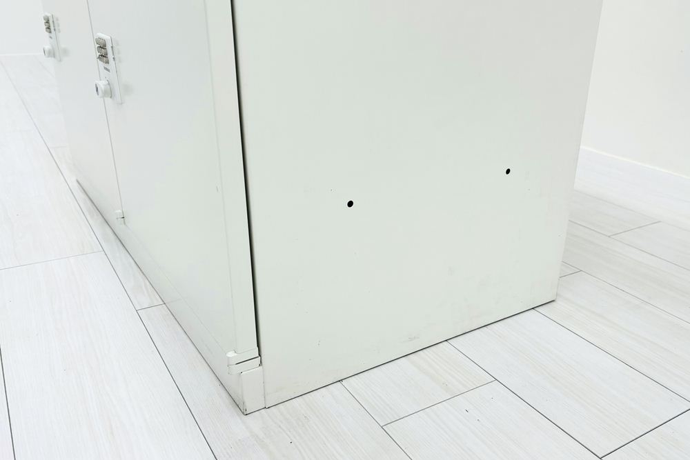 オカムラ レクトライン 8人用ロッカー 中古 モバイル収納 メール投函口 中古オフィス家具 900/450/1810 ホワイト プッシュ錠 電源コード付の画像