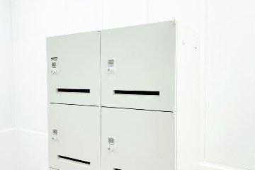 オカムラ レクトライン 8人用ロッカー 中古 モバイル収納 メール投函口 中古オフィス家具 900/450/1810 ホワイト プッシュ錠 電源コード付の画像