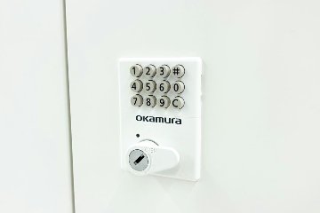 オカムラ レクトライン 8人用ロッカー 中古 モバイル収納 メール投函口 中古オフィス家具 900/450/1810 ホワイト プッシュ錠 電源コード付の画像