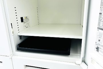 オカムラ レクトライン 8人用ロッカー 中古 モバイル収納 メール投函口 中古オフィス家具 900/450/1810 ホワイト プッシュ錠 電源コード付の画像