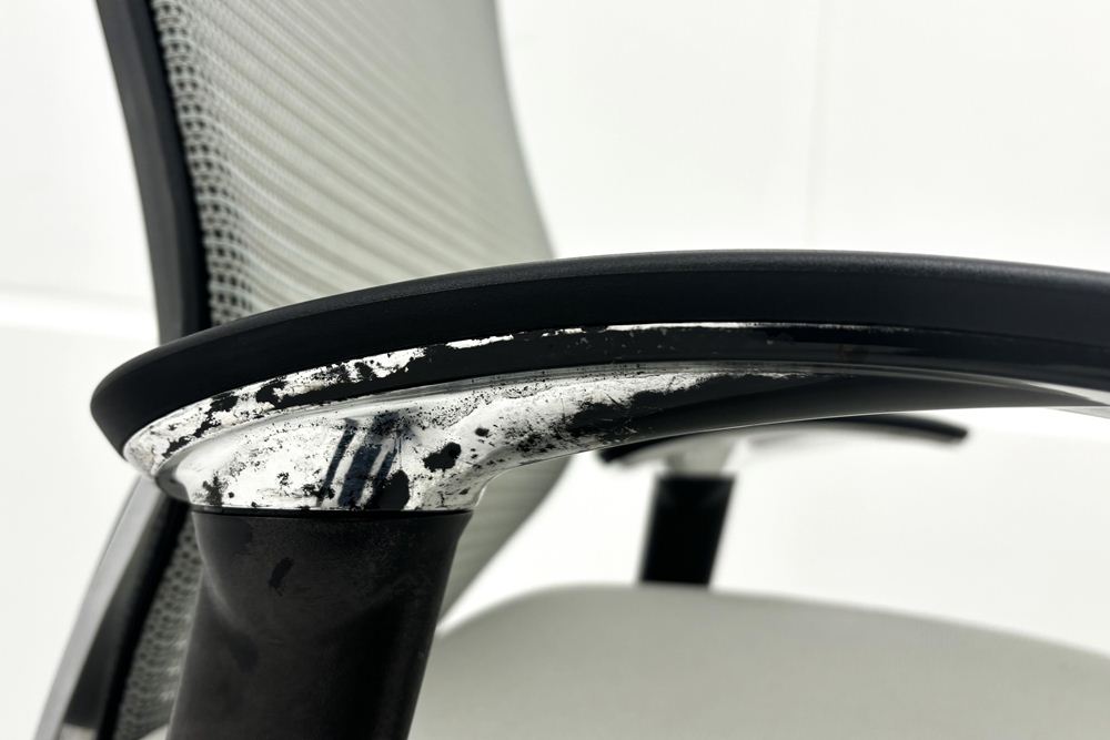 オカムラ バロンチェア 中古 OKAMURA Baron 可動肘 ハイバック 中古オフィス家具 ライトグレーの画像