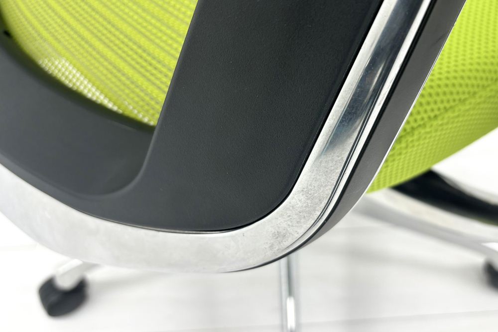 コーラルチェア ミドルバック オカムラ 中古 背メッシュ 可動肘 中古オフィス家具 中古チェア ライムグリーンの画像