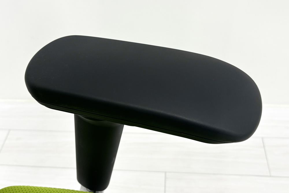 コーラルチェア ミドルバック オカムラ 中古 背メッシュ 可動肘 中古オフィス家具 中古チェア ライムグリーンの画像