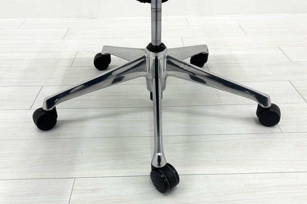 コーラルチェア ミドルバック オカムラ 中古 背メッシュ 可動肘 中古オフィス家具 中古チェア ライムグリーンの画像